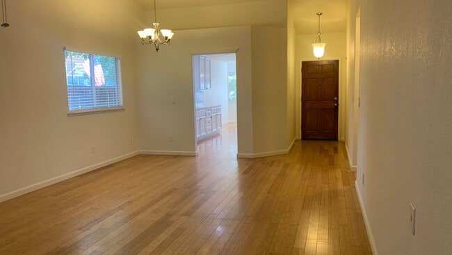 Building Photo - Adorable well maintained 3 bedroom 2 bath ...