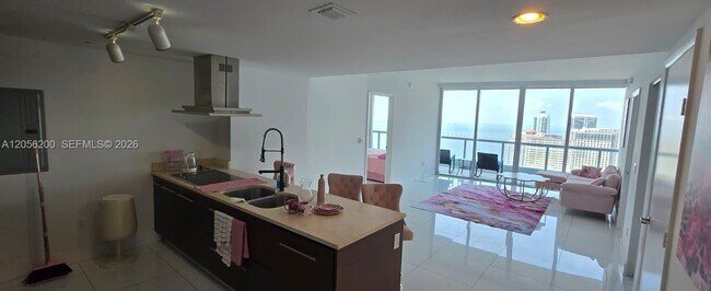 Building Photo - 495 Brickell Ave