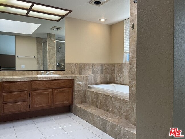 Building Photo - 1100 Promontory Pl