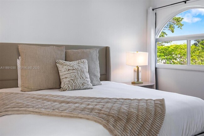 Building Photo - 1651 SW 13th Ave