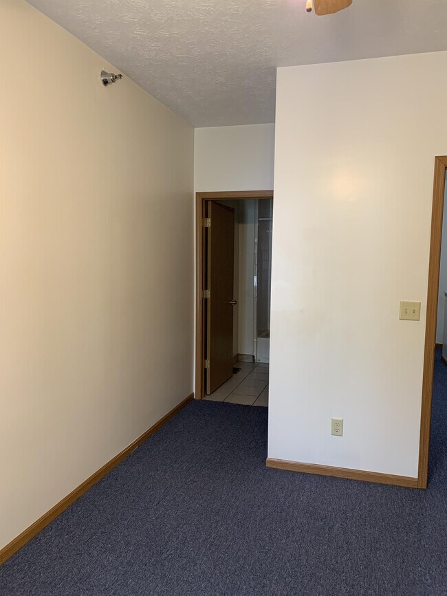 Building Photo - 135 S River Rd