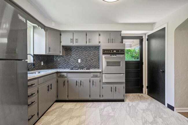 Building Photo - Stunning 3 bedroom home in West Mifflin available July 1!