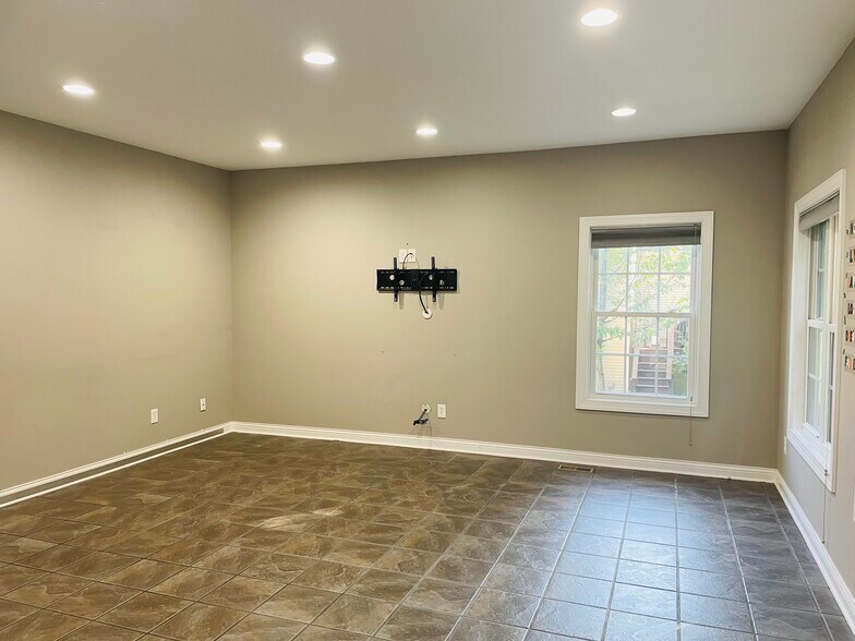 Building Photo - 5670 Honey Locust Dr