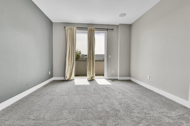 Building Photo - $2,850- 2 Bed/2.5-bathroom Townhome in Denver with Rooftop Deck!