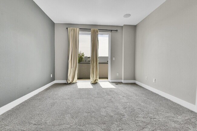 Building Photo - $3,000- 2 Bed/2.5-bathroom Townhome in Denver with Rooftop Deck!