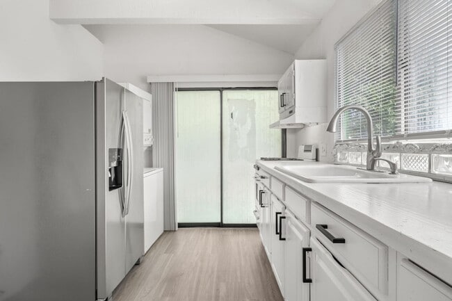 Building Photo - Historic Hyde Park Gem: Fully Renovated 2-...