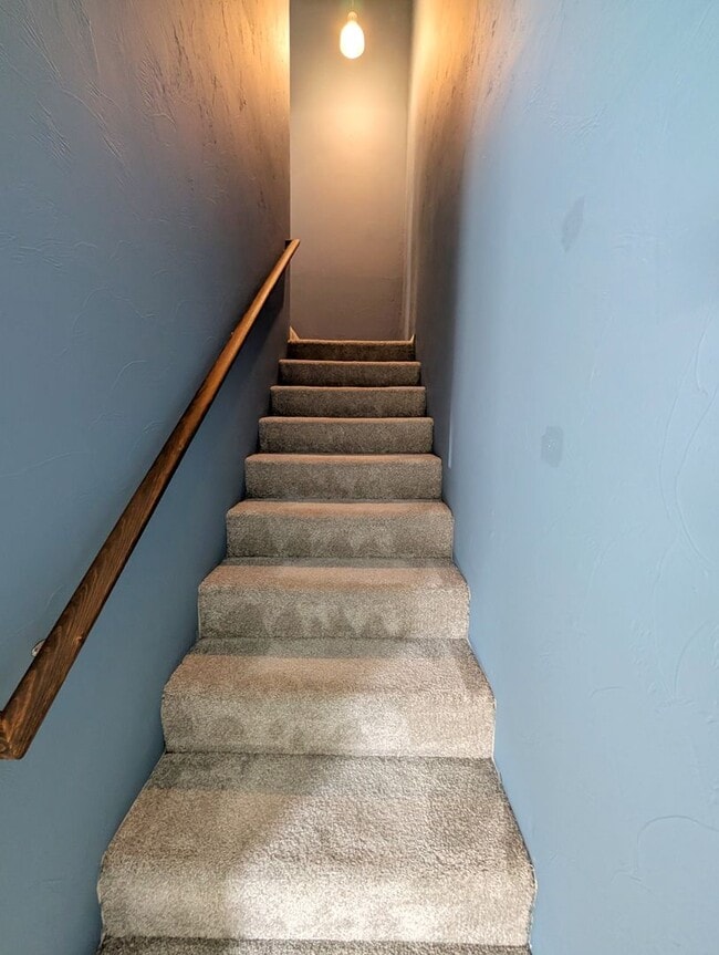 Building Photo - Valley Townhome, 3BD/1.5BA, Fully Fenced Y...