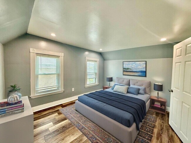 Building Photo - 10 Clark St