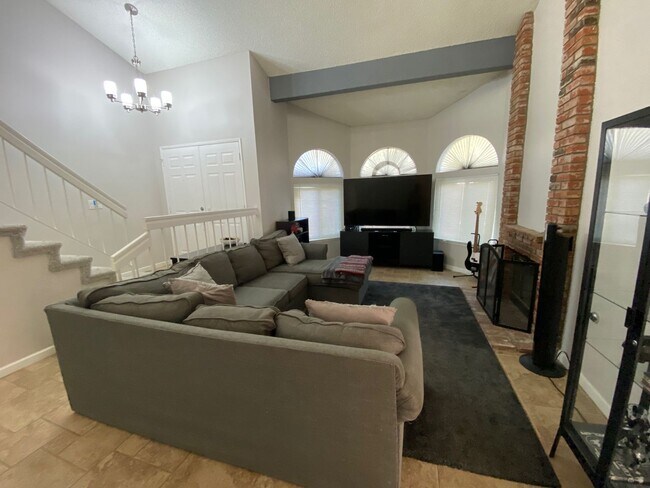 Building Photo - Gorgeous 5+3 On Cul-De-Sac