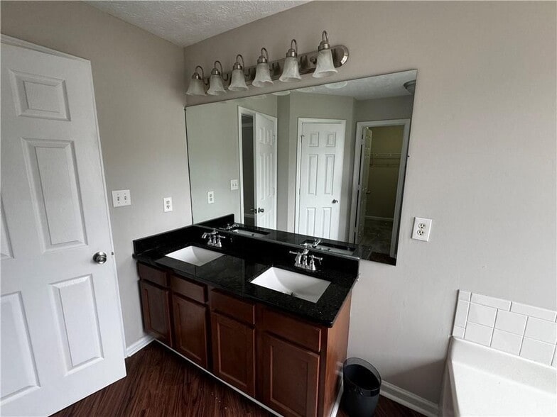 Building Photo - 2463 Meadow Spring Dr