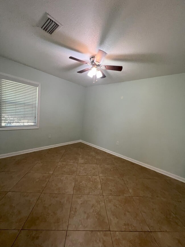 Building Photo - 1207 Sunshine Dr