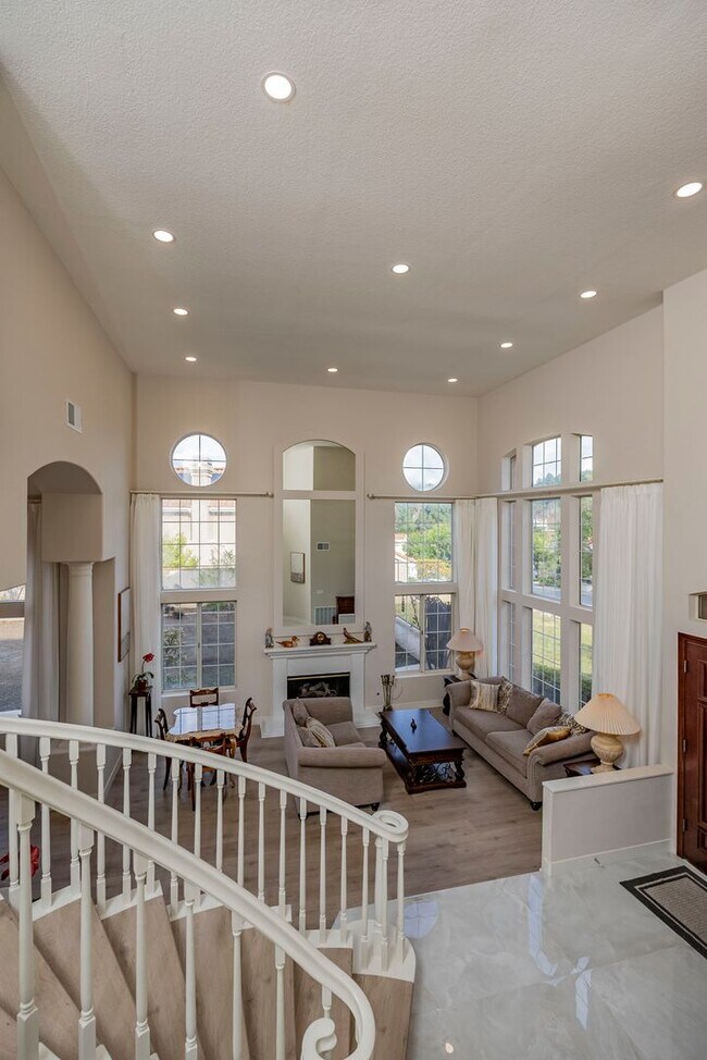 Building Photo - Fully Furnished! Prestige Luxury Single 5bed 3bath House