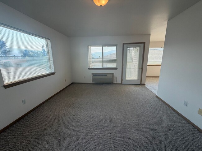 Building Photo - 595 Eastmont Ave