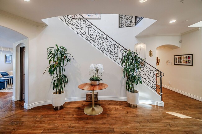 Building Photo - 2403 Alvord Ln