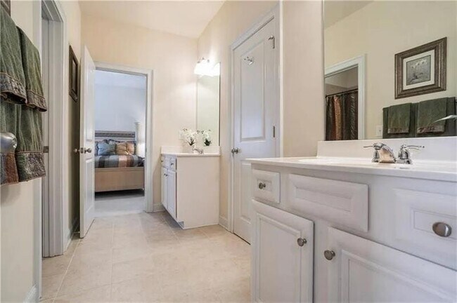 Building Photo - 1440 Dahlia Dr