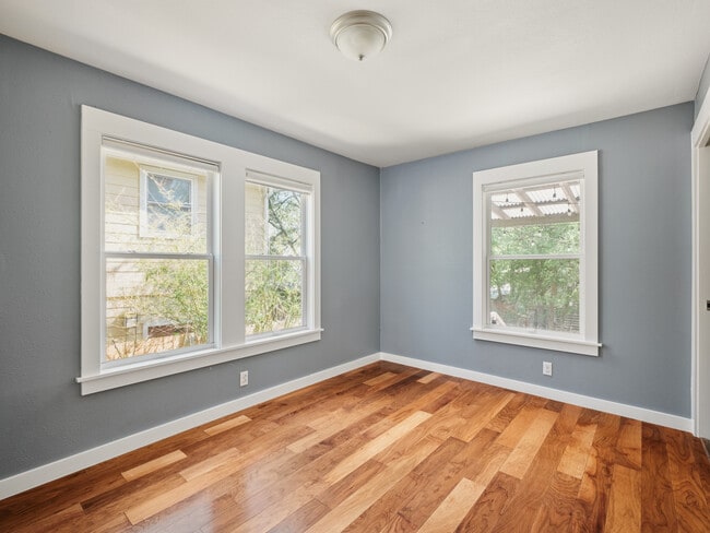 Building Photo - 1705 W 11th St