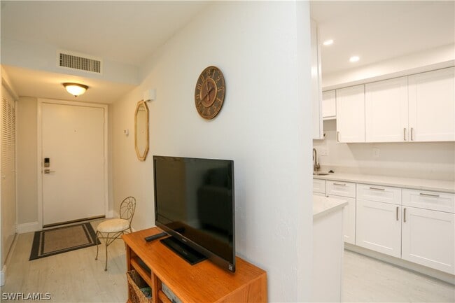 Building Photo - 3645 Boca Ciega Dr