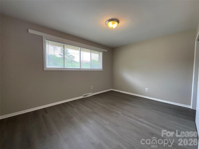 Building Photo - 4928 Malibu Dr