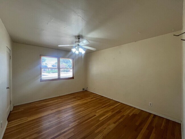 Building Photo - Quaint 3 Bedroom 2 Bathroom Home In The NE!