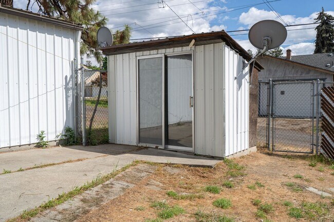 Building Photo - Gorgeous Audubon Park Home with Detached G...