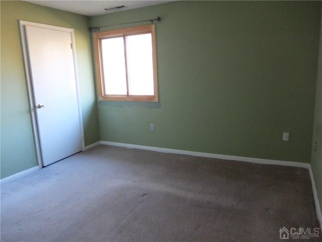Building Photo - 2206 Ravens Crest Dr