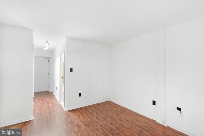 Building Photo - 130-36 N Bread St