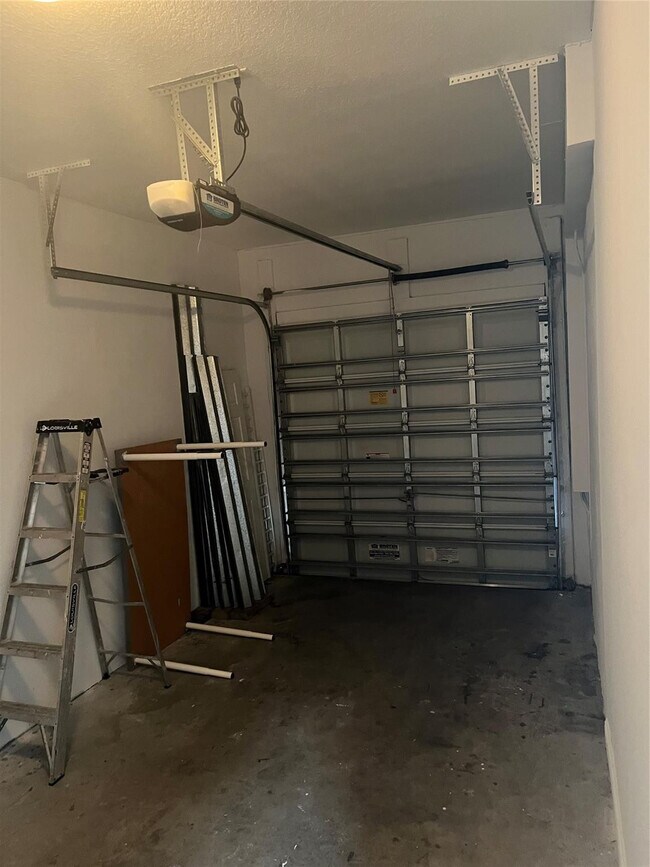 Building Photo - 3318 Lakeside Dr