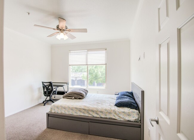 Building Photo - ASU Stay at Regatta Pointe!