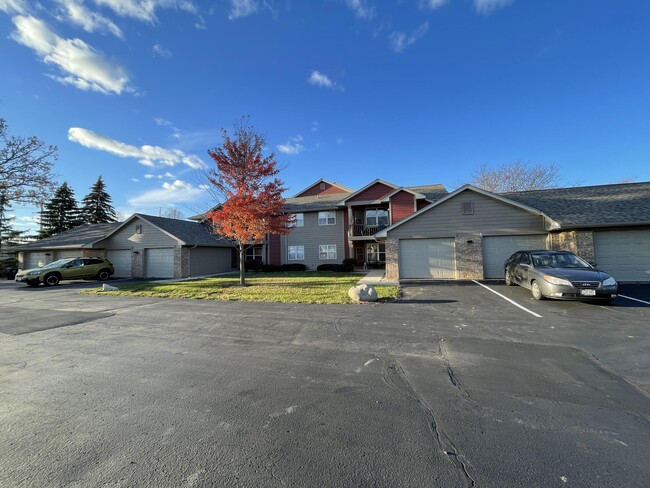 Building Photo - N67W24937 Stonegate Ct