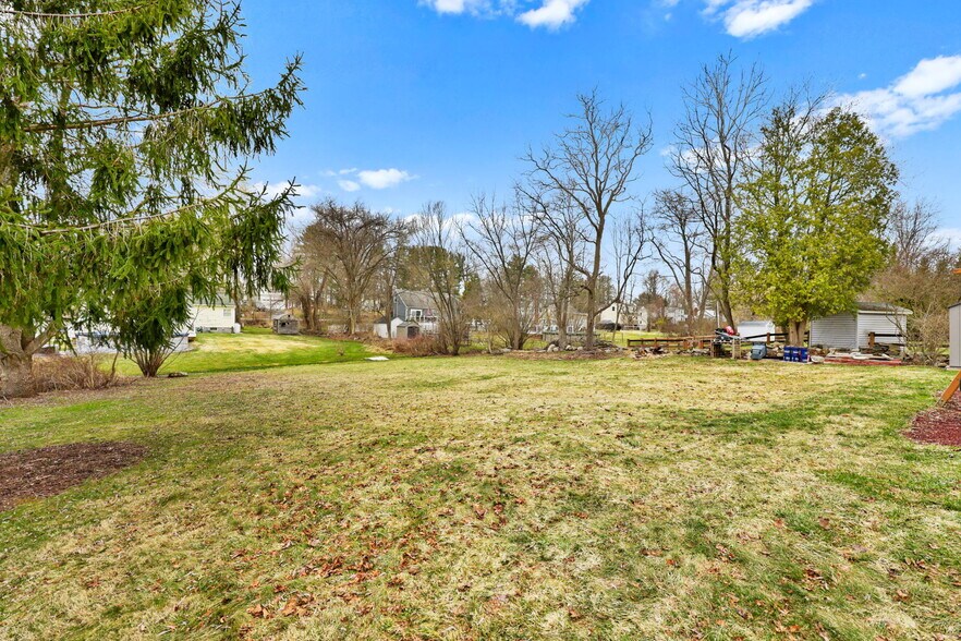 Building Photo - 2881 Meadowcrest Dr