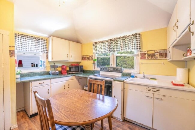 Building Photo - 714 E Jefferson St