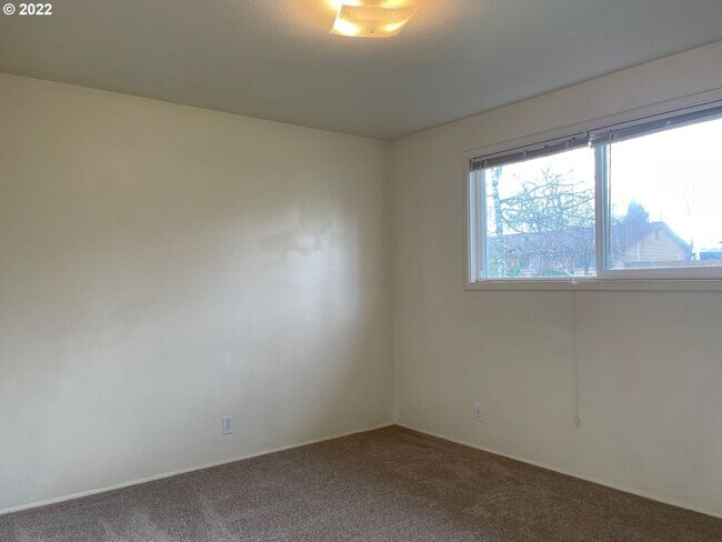 Building Photo - 2 Bedroom 1 Bathroom Home with a Backyard!