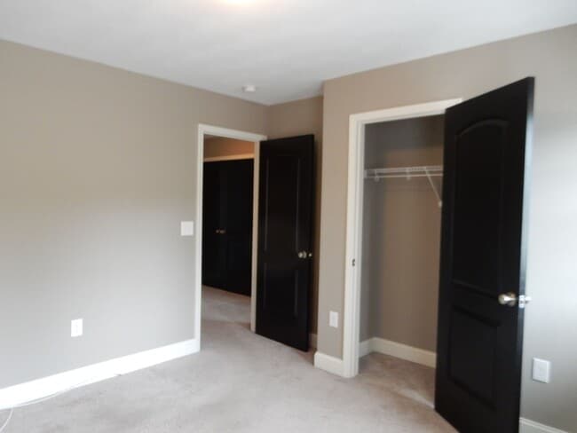 Building Photo - Like New Townhome in Old SW! Close to Cari...
