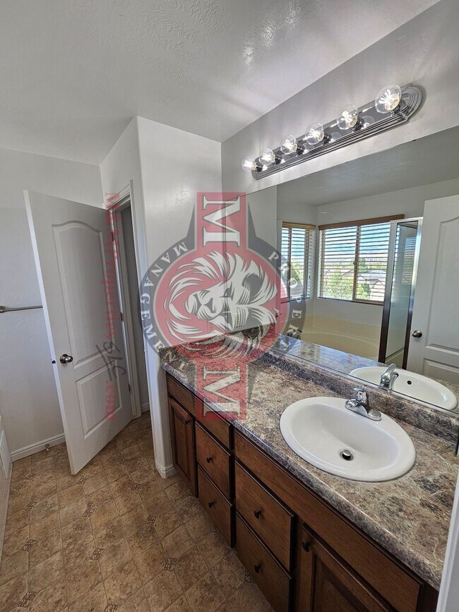 Building Photo - Great 5 Bed 2.5 Bath Home Newly Remodeled