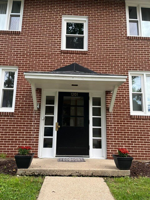Building Photo - 1201 E Mifflin St