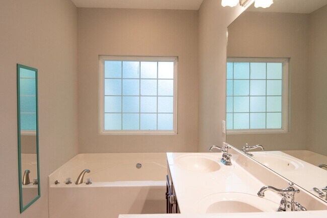 Building Photo - Main level living in Murfreesboro!