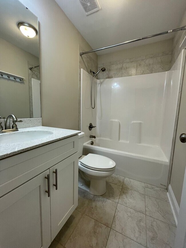 Building Photo - 3 Bedroom 3 Bathroom in Haymount! Pets okay