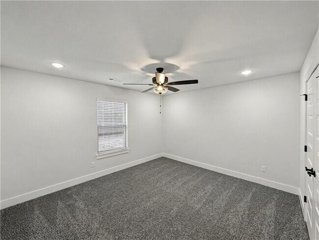 Building Photo - 6905 SW Basswood Ave