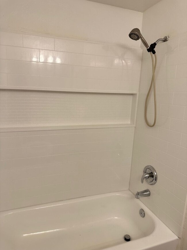 Building Photo - Great Location! 2 Bedroom! 2 Bath! Ground Level Unit