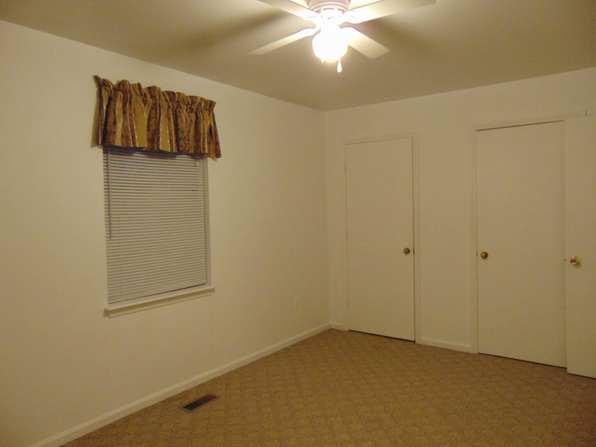 2nd bedroom - 50 Douglas Rd