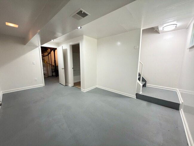 Building Photo - Newly Renovated Move-In Ready 3 Bed, 3 Bath Home!