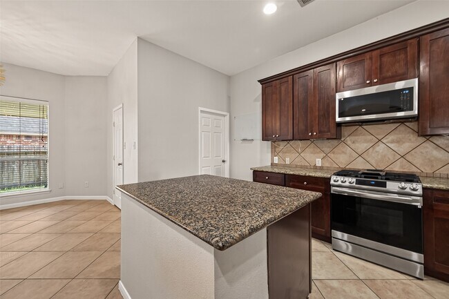 Building Photo - 706 Silver Creek Cir