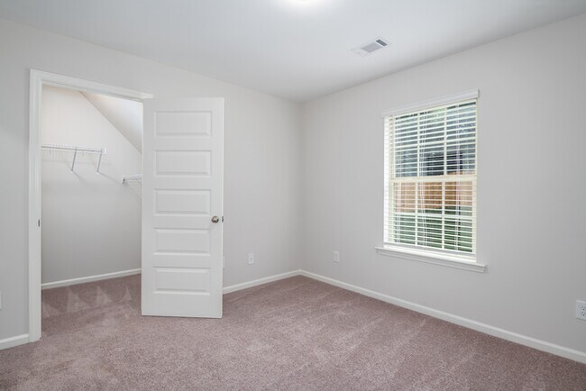Building Photo - 246 Brownstone Loop