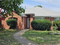 Building Photo - 215 Piccadilly Cir