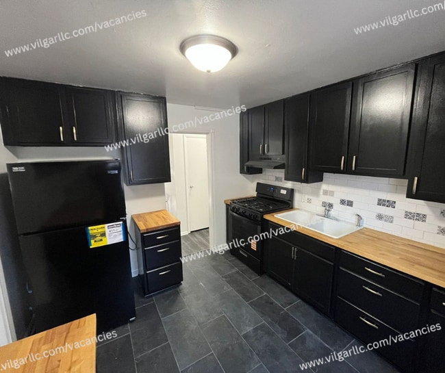 Building Photo - 3 spacious bedrooms, 2 full bathrooms home...