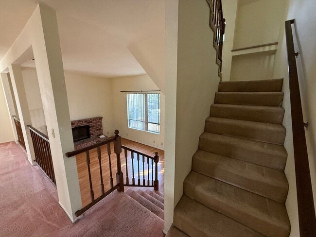 Building Photo - Prime Location End-Unit 3BR 2.5BA Townhome for Rent