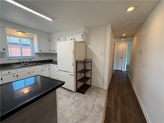 Building Photo - 2000 McMinn St