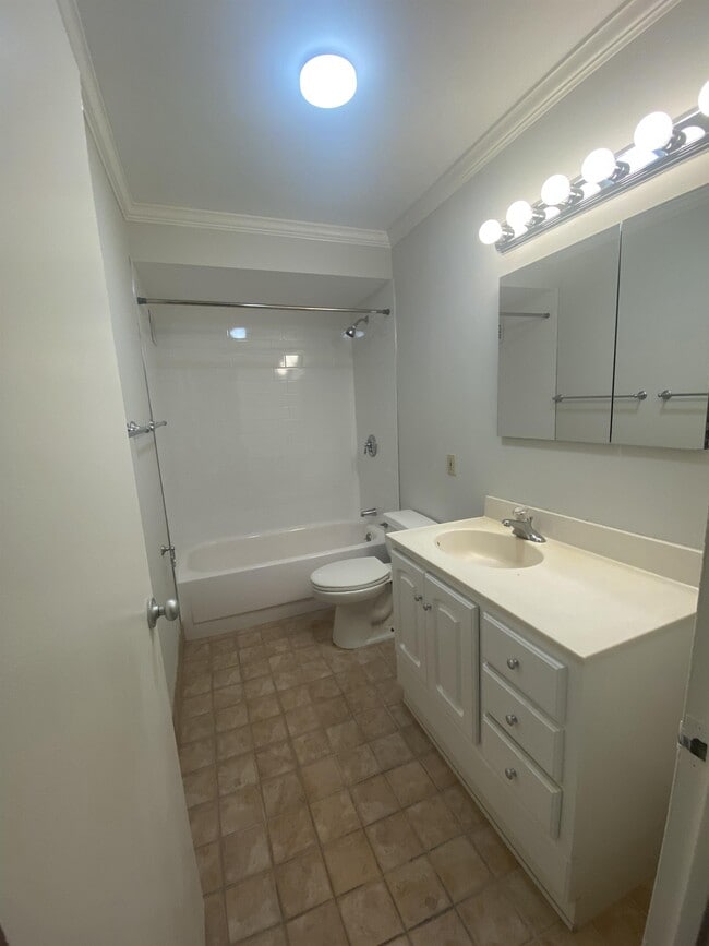 Building Photo - 77 Pond Ave