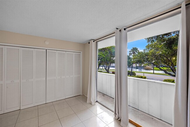 Building Photo - 2601 S Palm Aire Dr