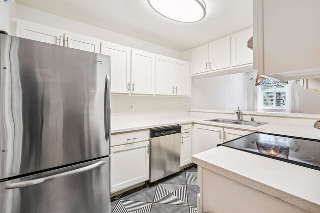 Building Photo - 760 Canyon Oaks Dr